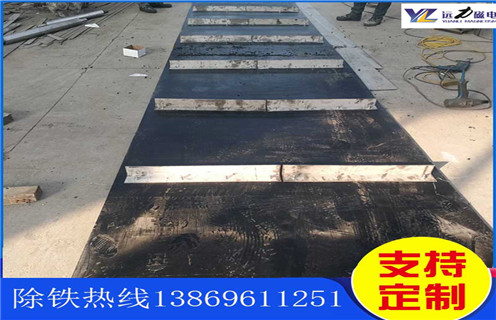 不锈钢羞羞色电影在线观看皮带厂家服务湖南皮带悬挂式羞羞色电影在线观看，羞羞色电影在线观看卸铁皮带主要是安装在各个型号的电磁、永磁自卸式羞羞色电影在线观看上，当输料皮带上的散状物料经过自卸羞羞色电影在线观看底部时，混杂在物料中的铁磁性杂质在羞羞色电影在线观看磁芯强大的磁场力作用下被吸附到羞羞色电影在线观看卸铁皮带上，由不停运转的卸铁皮带将吸附住的铁杂质刮出，卸进集铁箱，从而达到自动连续除铁的目的。无需人工清理，实现了自动化除铁。  一、不锈钢羞羞色电影在线观看皮带厂家服务湖南皮带悬挂式羞羞色电影在线观看选型指南：  1.提供卸铁皮带准确的带宽、周长及厚度。  2.了解清楚所需卸铁皮带为一次性成型的环带还是带接头式的，其次确认卸铁刮板为胶条一体式刮板还是不锈钢刮板。  注：一般情况下，羞羞色电影在线观看生产厂家在生产羞羞色电影在线观看时用的是一次性成型的环带，但用户在后期更换时，一次性成型的环带不方便更换及安装，需将羞羞色电影在线观看大拆大卸，套上卸铁皮带之后，然后重新组装，更换非常麻烦。带接头式的卸铁皮带就很大程度上解决了这一问题，省去了拆装羞羞色电影在线观看的过程，只需要将皮带安装之后在接头处对接即可,省时省力，结实耐用。  二、不锈钢羞羞色电影在线观看皮带厂家服务湖南皮带悬挂式羞羞色电影在线观看  羞羞色电影在线观看接通电源后，励磁系统产生强大的磁场，当输送机械上的散状物料经过羞羞色电影在线观看下方时，混杂在物料中的铁磁性杂物，在羞羞色电影在线观看磁场力作用下被不断吸起(铁磁性杂物重量为0.1-25kg)，吸附在羞羞色电影在线观看下表面上，当需要除去吸附在羞羞色电影在线观看上的铁磁性杂物时，可将羞羞色电影在线观看移至集铁箱上方，切断励磁电源设备磁场消失，铁磁性杂物在重力作用下掉入集铁箱中。